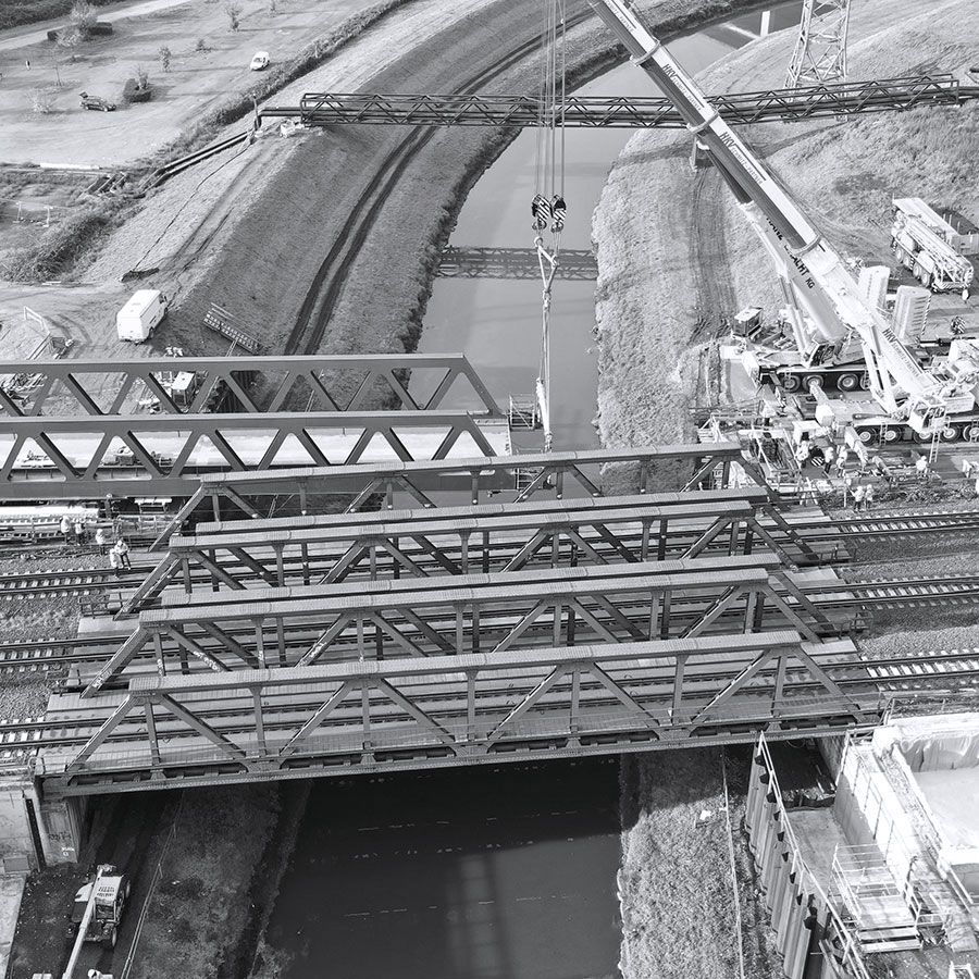 bruecke-eisenbahn-sw Eine große Brücke im Bau über einem Fluß